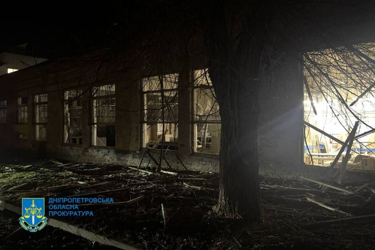 Під ударом опинилися й декілька багатоповерхівок, приватні будинки, СТО, складські приміщення та автомобілі