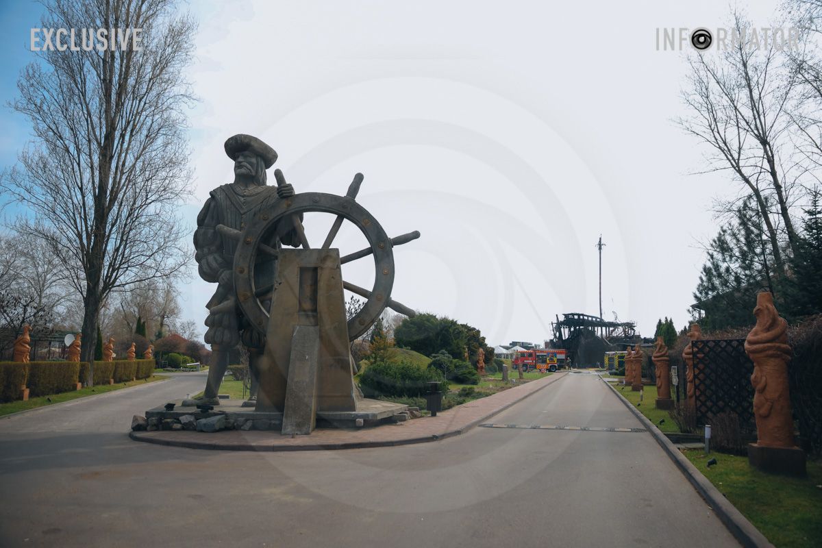 Вхід у комплекс 