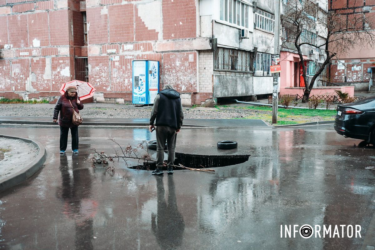 Огромная пропасть образовалась на Петра Полтавы в Днепре: в «ловушку» попало и авто.