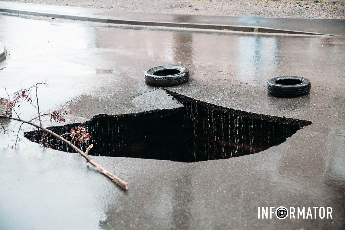 Огромная пропасть образовалась на Петра Полтавы в Днепре: в «ловушку» попало и авто 13