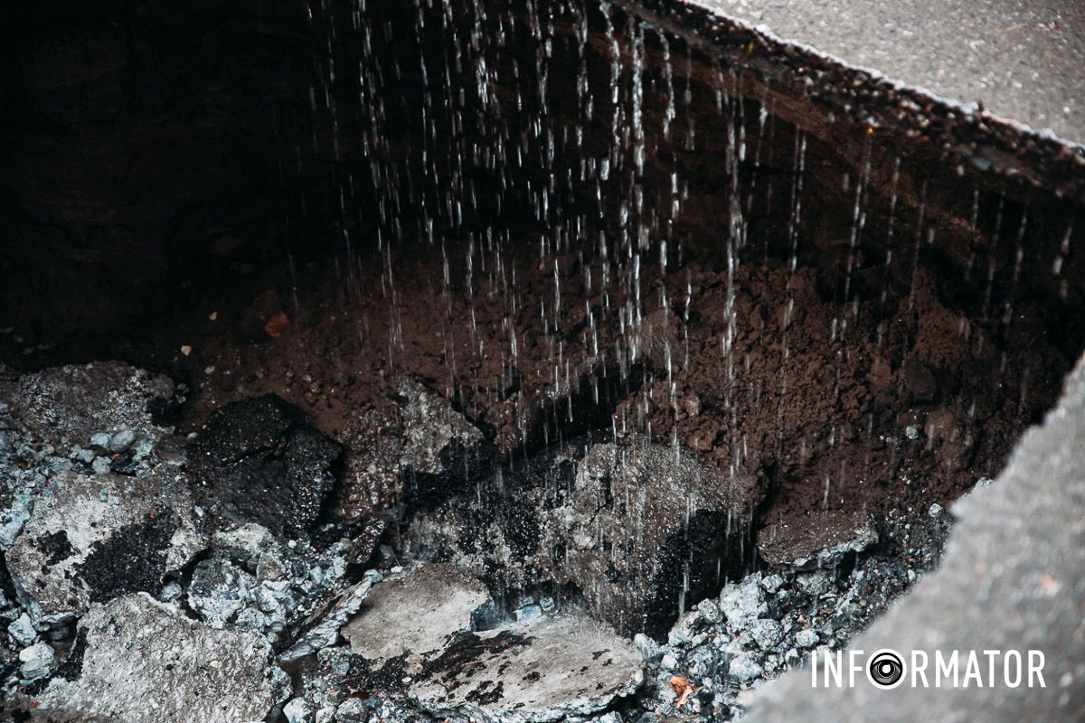 Огромная пропасть образовалась на Петра Полтавы в Днепре: в «ловушку» попало и 8