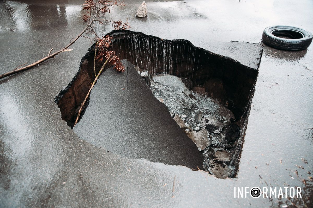 Огромная пропасть образовалась на Петра Полтавы в Днепре: в «ловушку» попало и авто 5