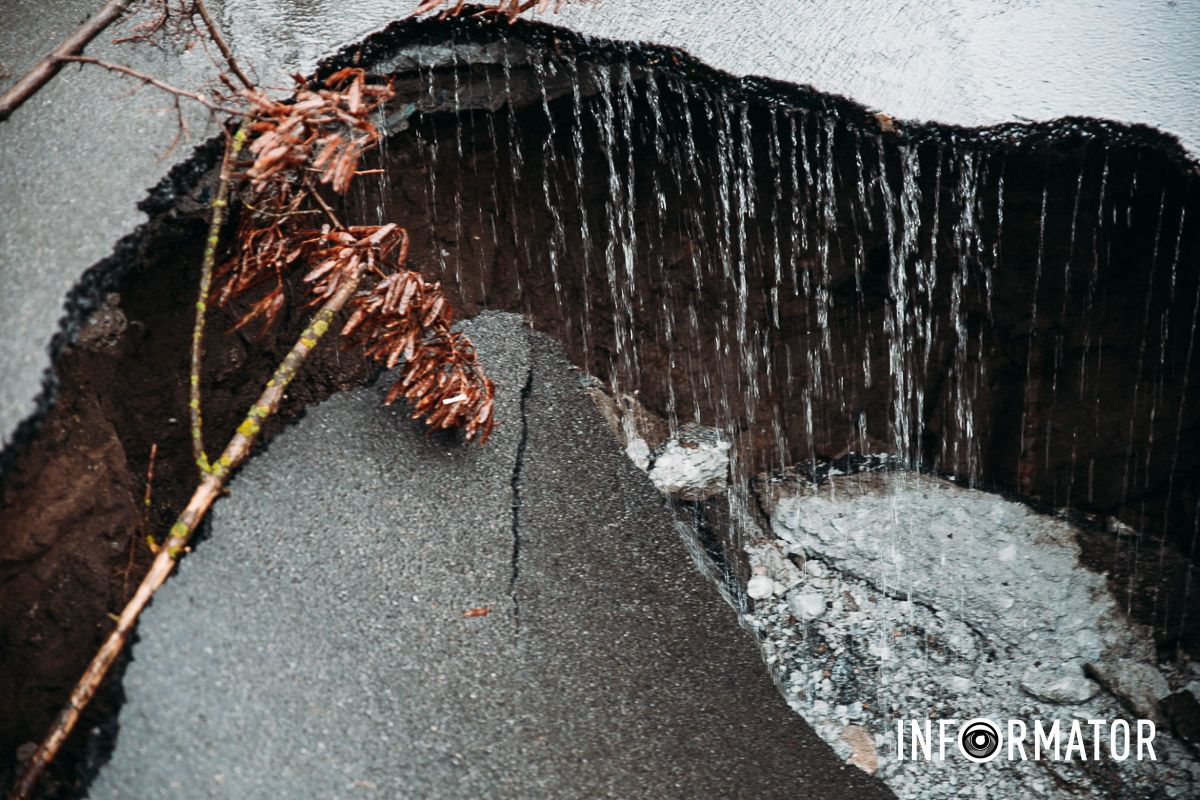 Огромная пропасть образовалась на Петра Полтавы в Днепре: в «ловушку» попало и авто 14