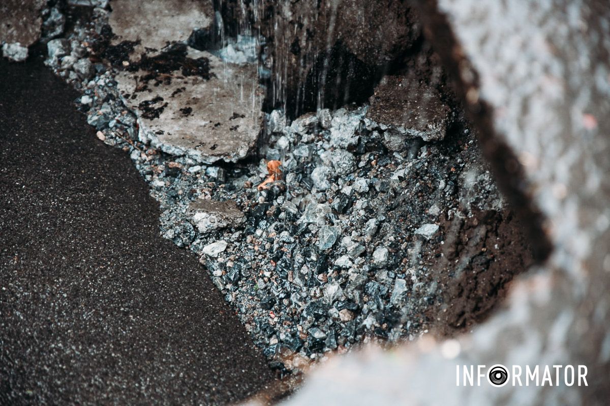 Огромная пропасть образовалась на Петра Полтавы в Днепре: в «ловушку» попало и авто 10