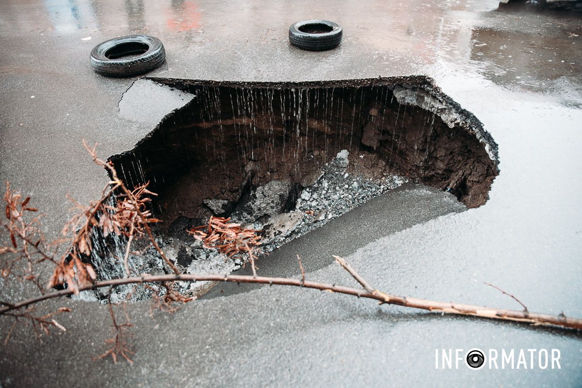Огромная пропасть образовалась на Петра Полтавы в Днепре: в «ловушку» попало и авто