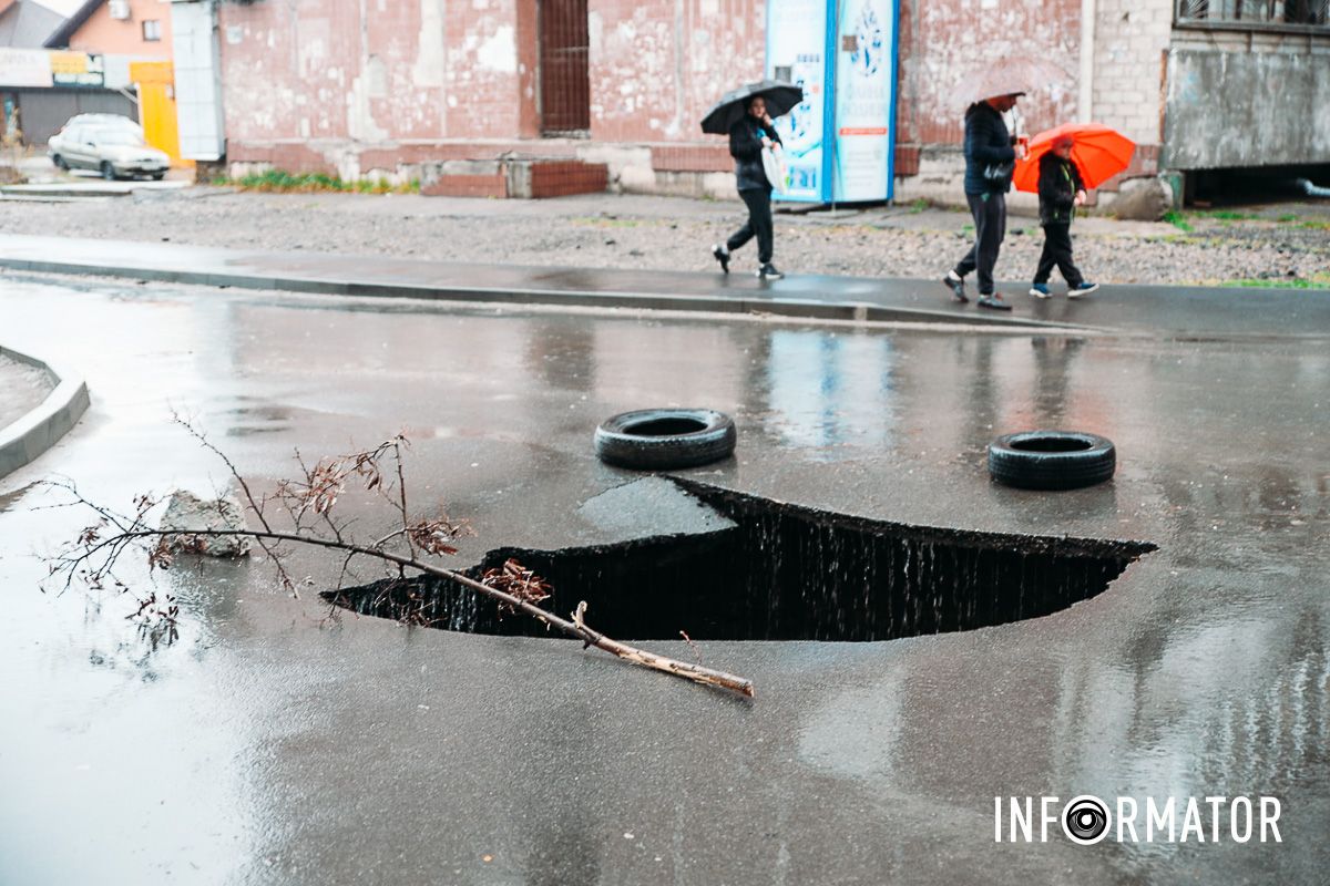 Огромная пропасть образовалась на Петра Полтавы в Днепре: в «ловушку» попало и авто 7