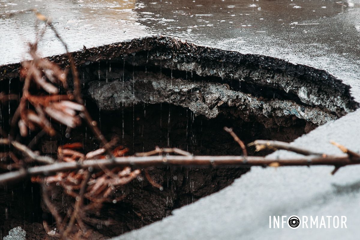 Огромная пропасть образовалась на Петра Полтавы в Днепре: в «ловушку» попало и авто 12