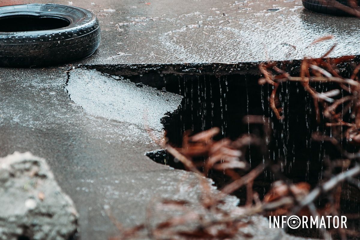 Огромная пропасть образовалась на Петра Полтавы в Днепре: в «ловушку» попало и авто 9