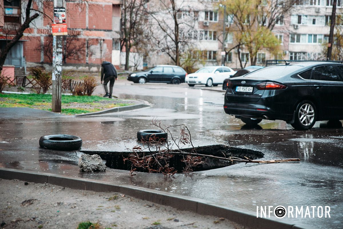 Огромная пропасть образовалась на Петра Полтавы в Днепре: в «ловушку» попало и 3