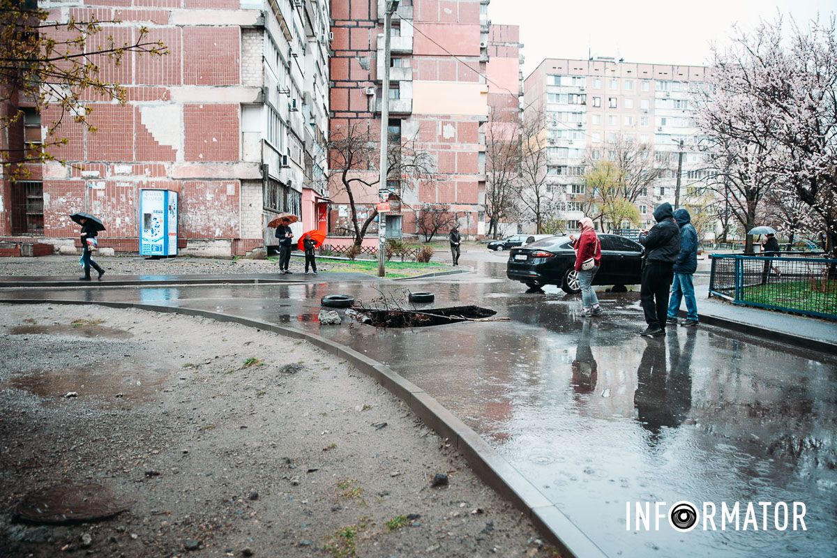 Огромная пропасть образовалась на Петра Полтавы в Днепре: в «ловушку» попало и авто 11