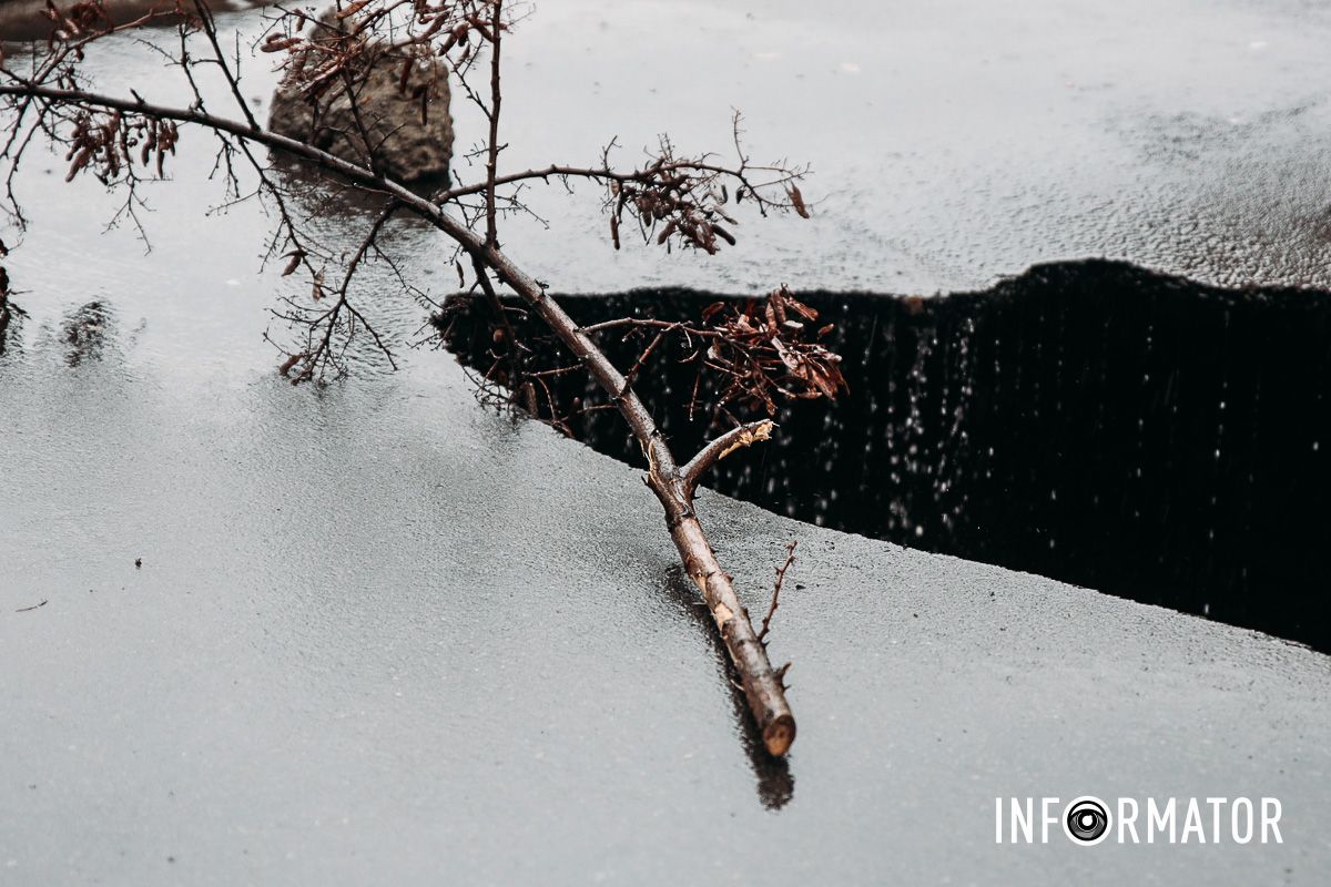Огромная пропасть образовалась на Петра Полтавы в Днепре: в «ловушку» попало и авто 4