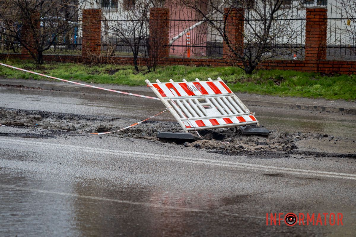 Небезпечна ділянка на Янтарній На Янтарній у Дніпрі величезна перешкода на дорозі: фури їдуть по зустрічній смузі 13