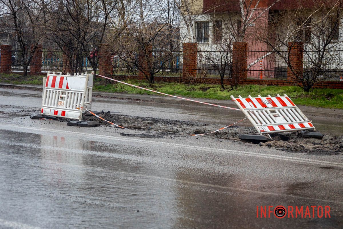 Перешкода для руху транспорту На Янтарній у Дніпрі величезна перешкода на дорозі: фури їдуть по зустрічній смузі 14