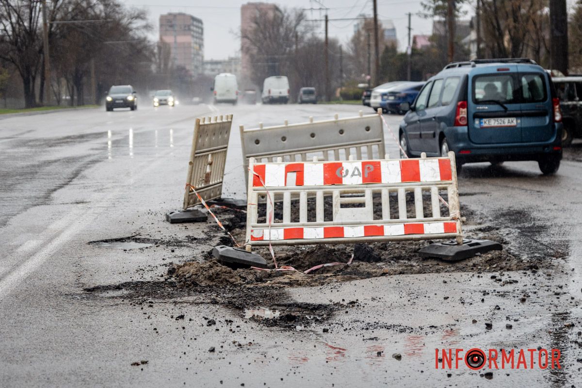 Будьте уважні на дорозі На Янтарній у Дніпрі величезна перешкода на дорозі: фури їдуть по зустрічній смузі 12