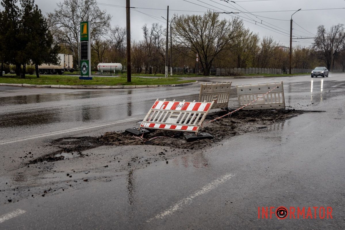 Небезпека на дорозі На Янтарній у Дніпрі величезна перешкода на дорозі: фури їдуть по зустрічній смузі 11