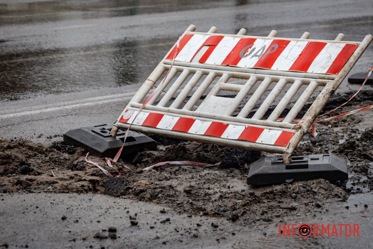 Фото - Дмитро Дворський На Янтарній у Дніпрі величезна перешкода на дорозі: фури їдуть по зустрічній смузі 10