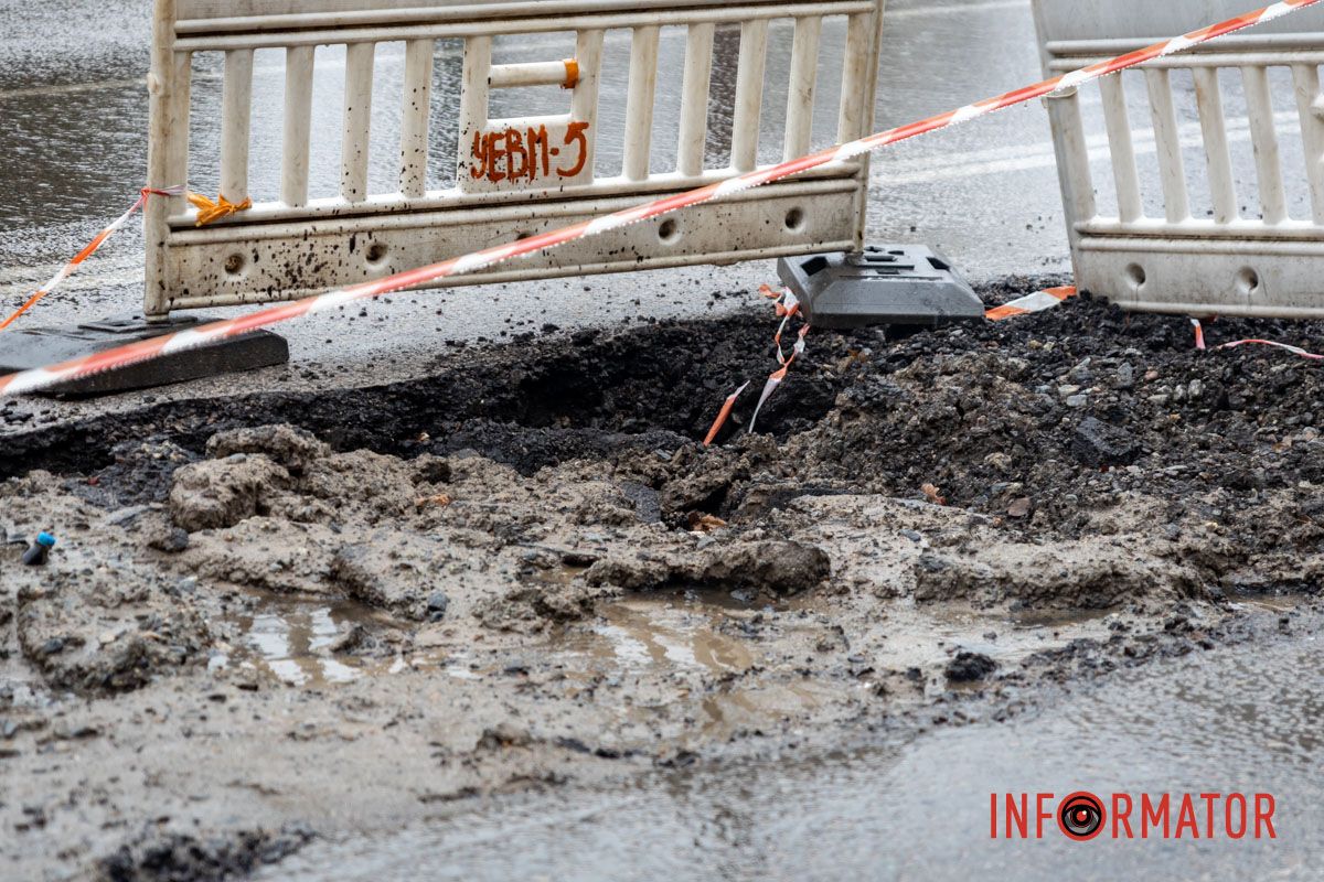 Вони закликають комунальні служби негайно усунути проблему На Янтарній у Дніпрі величезна перешкода на дорозі: фури їдуть по зустрічній смузі 9