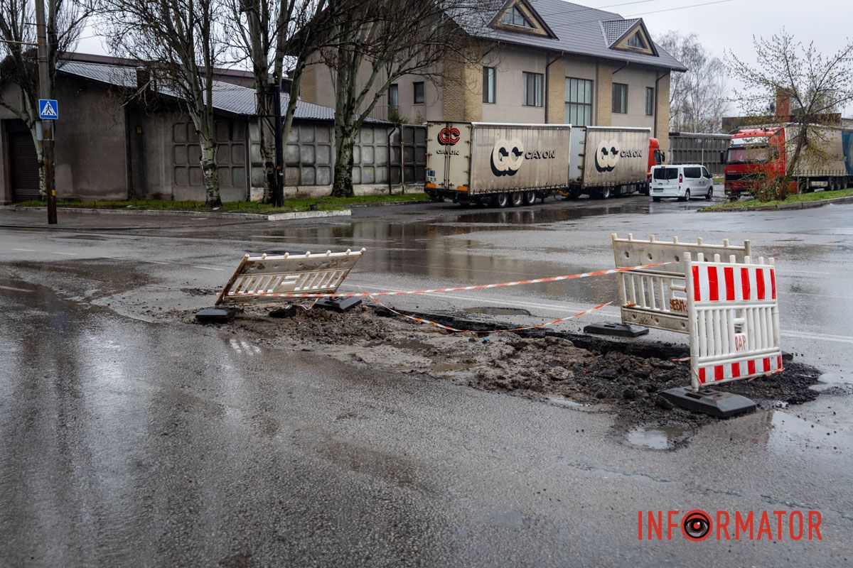 Місцеві мешканці побоюються аварій На Янтарній у Дніпрі величезна перешкода на дорозі: фури їдуть по зустрічній смузі 8