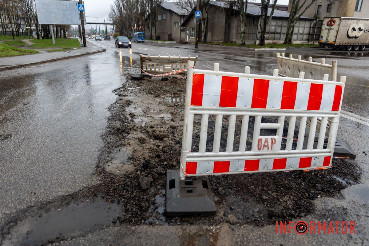 Водії скаржаться, що ремонт не проводиться На Янтарній у Дніпрі величезна перешкода на дорозі: фури їдуть по зустрічній смузі 7