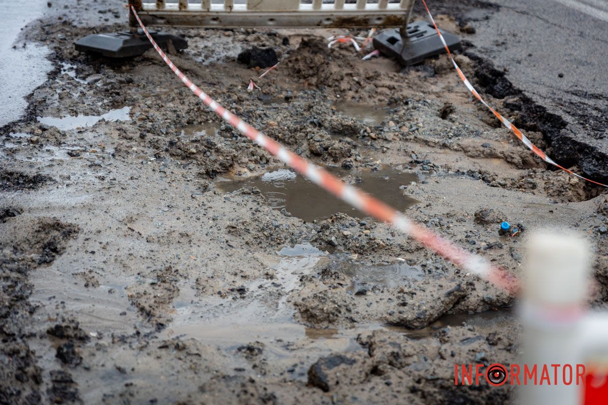 На цій ділянці рух ускладнений На Янтарній у Дніпрі величезна перешкода на дорозі: фури їдуть по зустрічній смузі 6