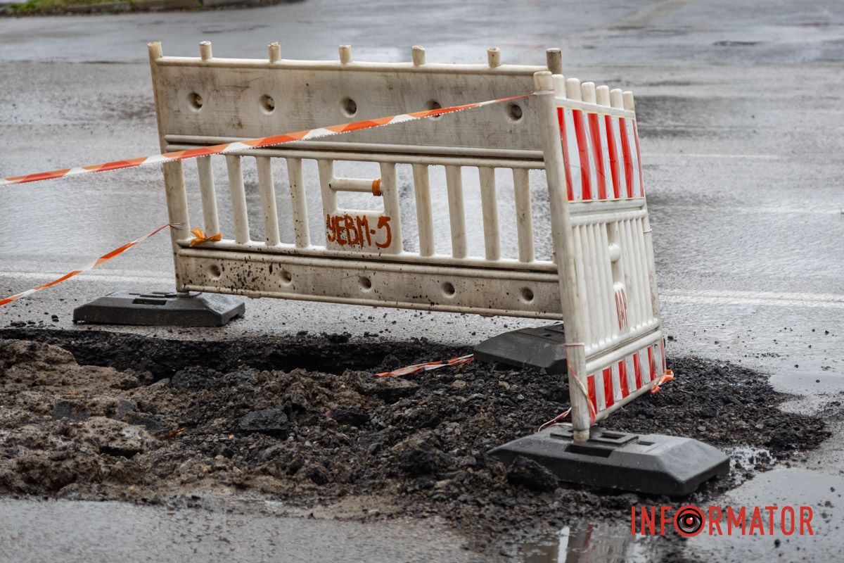 Яма знаходиться навпроти АЗС «Sentosa Oil» На Янтарній у Дніпрі величезна перешкода на дорозі: фури їдуть по зустрічній смузі 5