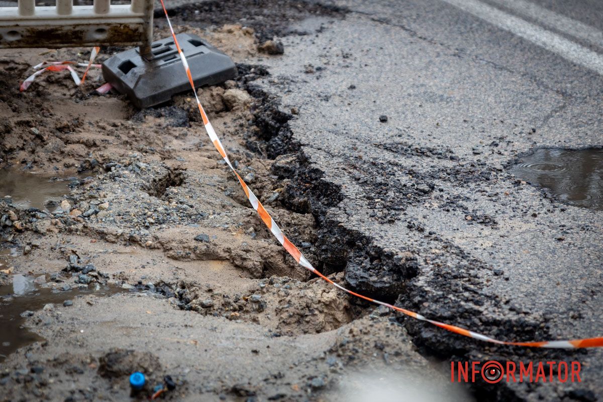 Проблема не вирішується вже близько місяця На Янтарній у Дніпрі величезна перешкода на дорозі: фури їдуть по зустрічній смузі 4