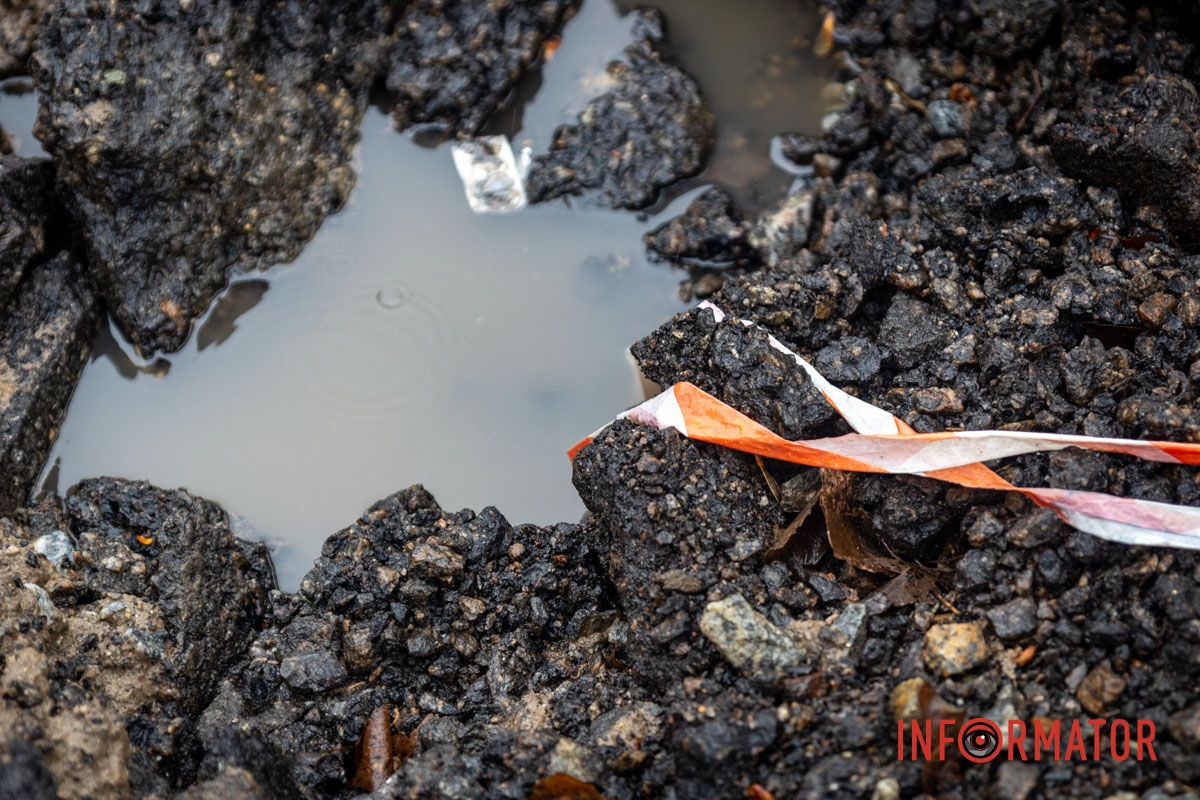 Водії змушені маневрувати, а вантажівки виїжджають на зустрічну смугу На Янтарній у Дніпрі величезна перешкода на дорозі: фури їдуть по зустрічній смузі 3