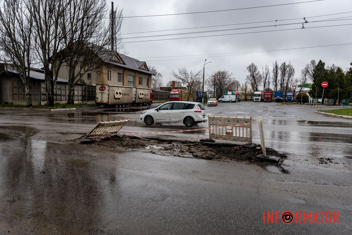Вона огороджена, але займає цілу смугу На Янтарній у Дніпрі величезна перешкода на дорозі: фури їдуть по зустрічній смузі 2