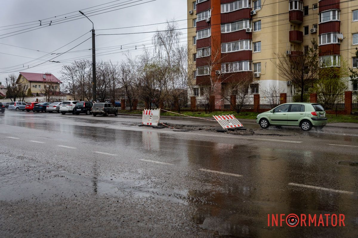 У Дніпрі на вулиці Янтарній прямо посеред дороги утворилася велика перешкода На Янтарній у Дніпрі величезна перешкода на дорозі: фури їдуть по зустрічній смузі 1