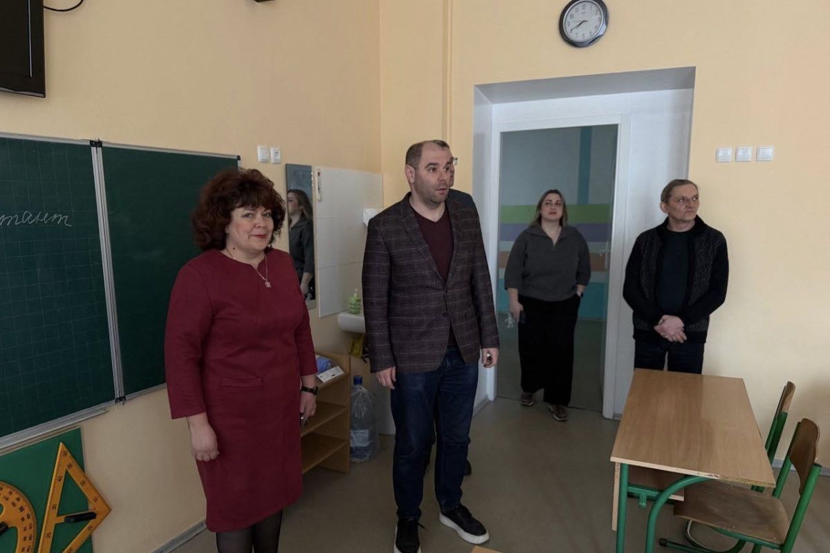 У кожній школі нардеп особисто поговорив з директорами та педагонами