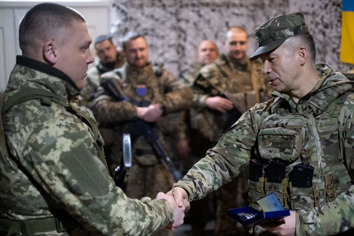 "Серебряный крест" Игорю вручил генерал Александр Сырский "Серебряный крест" Игорю вручил генерал Александр Сырский