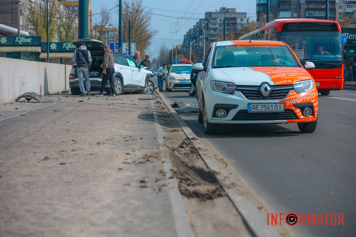 В Днепре на Калиновой Hyundai после столкновения с Daewoo улетел на тротуар 12