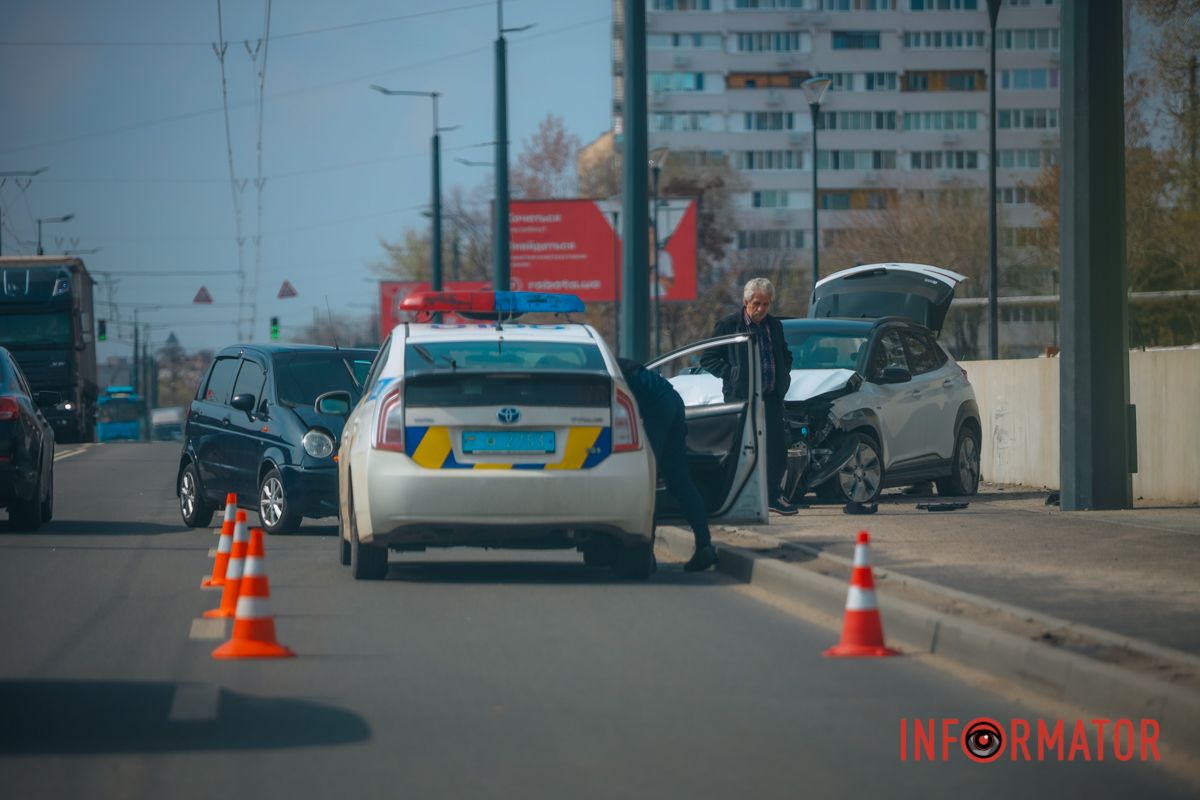 В Днепре на Калиновой Hyundai после столкновения с Daewoo улетел на тротуар 6