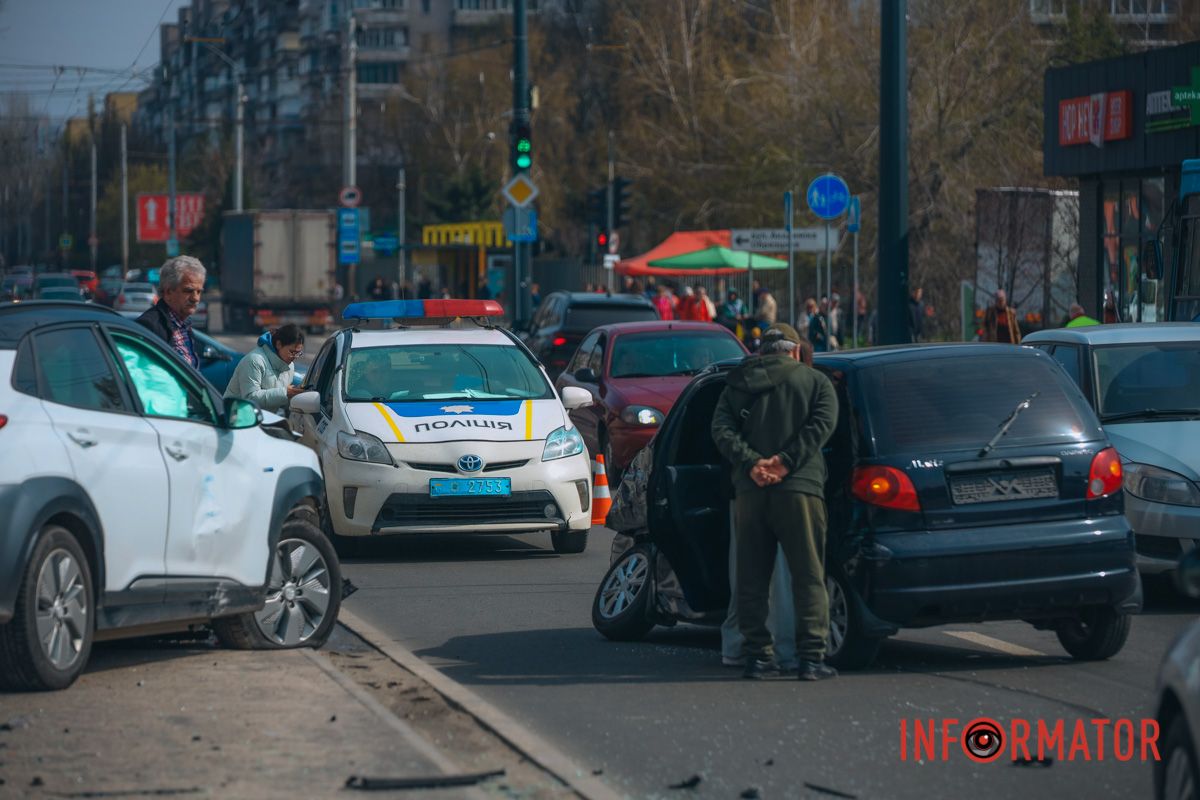 В Днепре на Калиновой Hyundai после столкновения с Daewoo улетел на тротуар 7