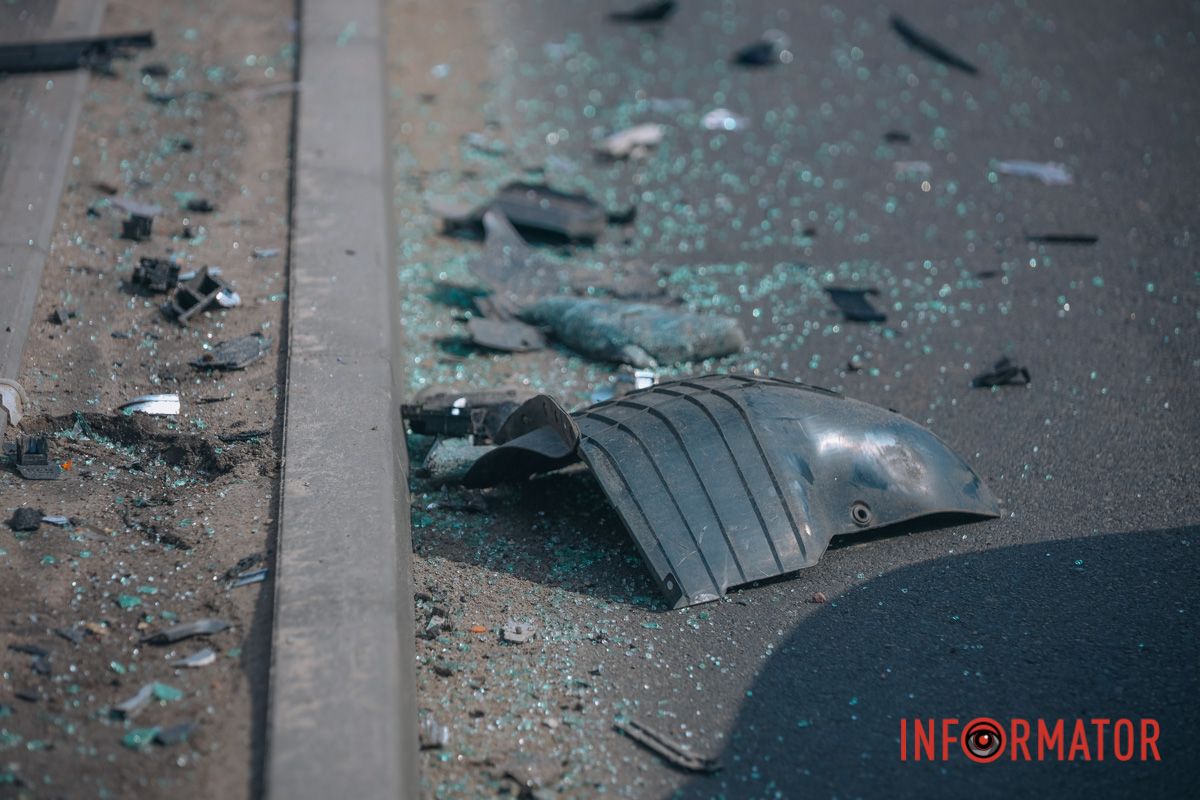 В Днепре на Калиновой Hyundai после столкновения с Daewoo улетел на тротуар 14