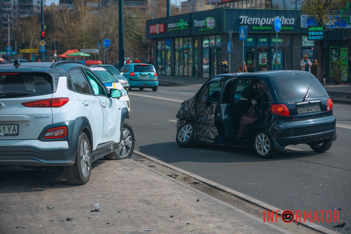 В Днепре на Калиновой Hyundai после столкновения с Daewoo улетел на тротуар 2