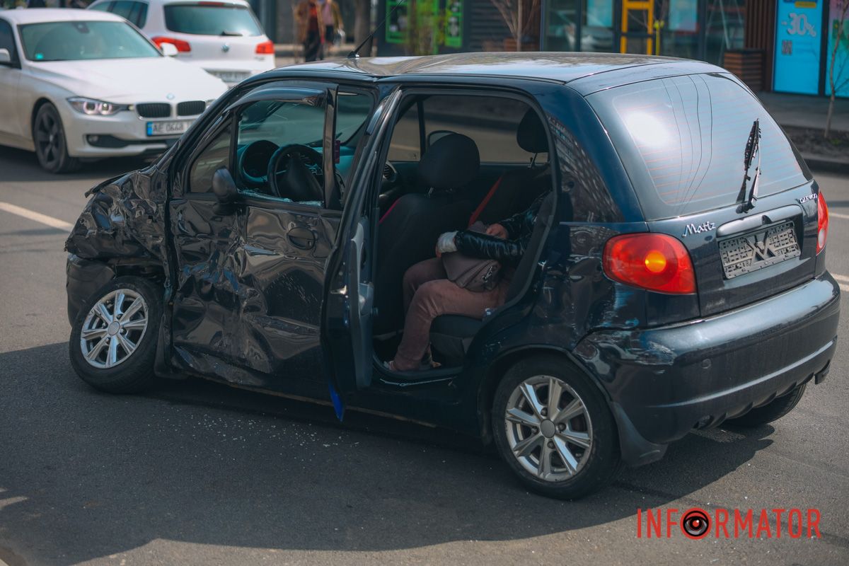 В Днепре на Калиновой Hyundai после столкновения с Daewoo улетел на тротуар 10