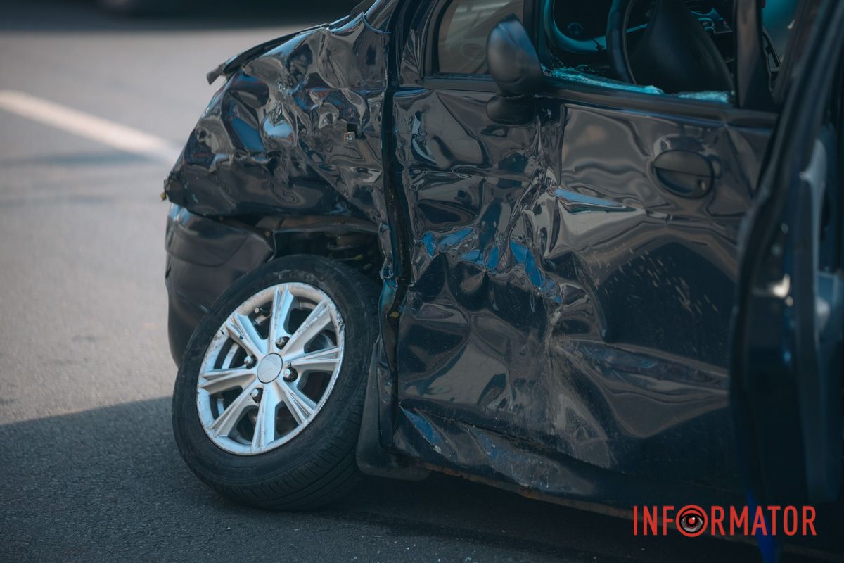 В Днепре на Калиновой Hyundai после столкновения с Daewoo улетел на тротуар 13