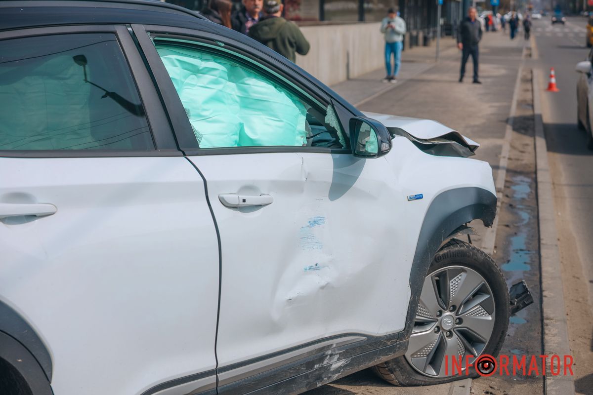 В Днепре на Калиновой Hyundai после столкновения с Daewoo улетел на тротуар 11
