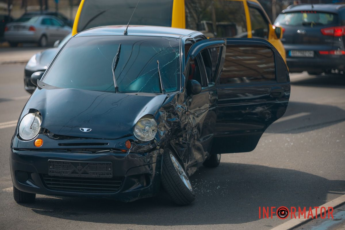 В Днепре на Калиновой Hyundai после столкновения с Daewoo улетел на тротуар 3
