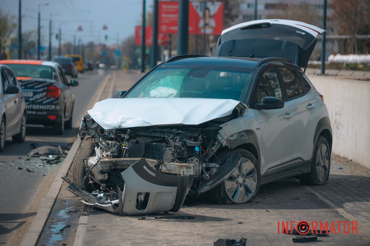 В Днепре на Калиновой Hyundai после столкновения с Daewoo улетел на тротуар 1