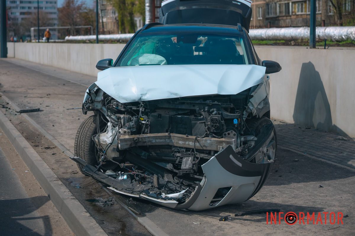 В Днепре на Калиновой Hyundai после столкновения с Daewoo улетел на тротуар 9