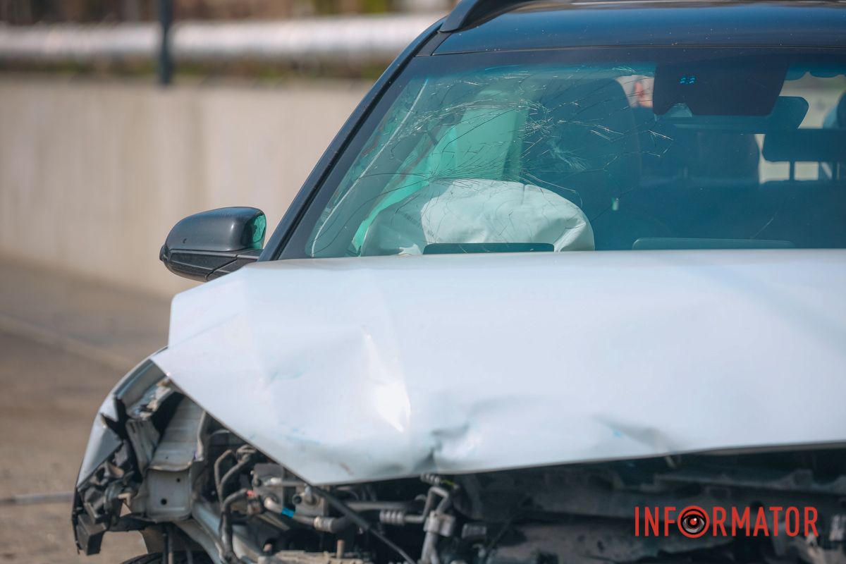 В Днепре на Калиновой Hyundai после столкновения с Daewoo улетел на тротуар 15