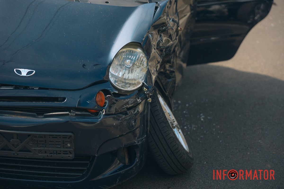 В Днепре на Калиновой Hyundai после столкновения с Daewoo улетел на тротуар 8