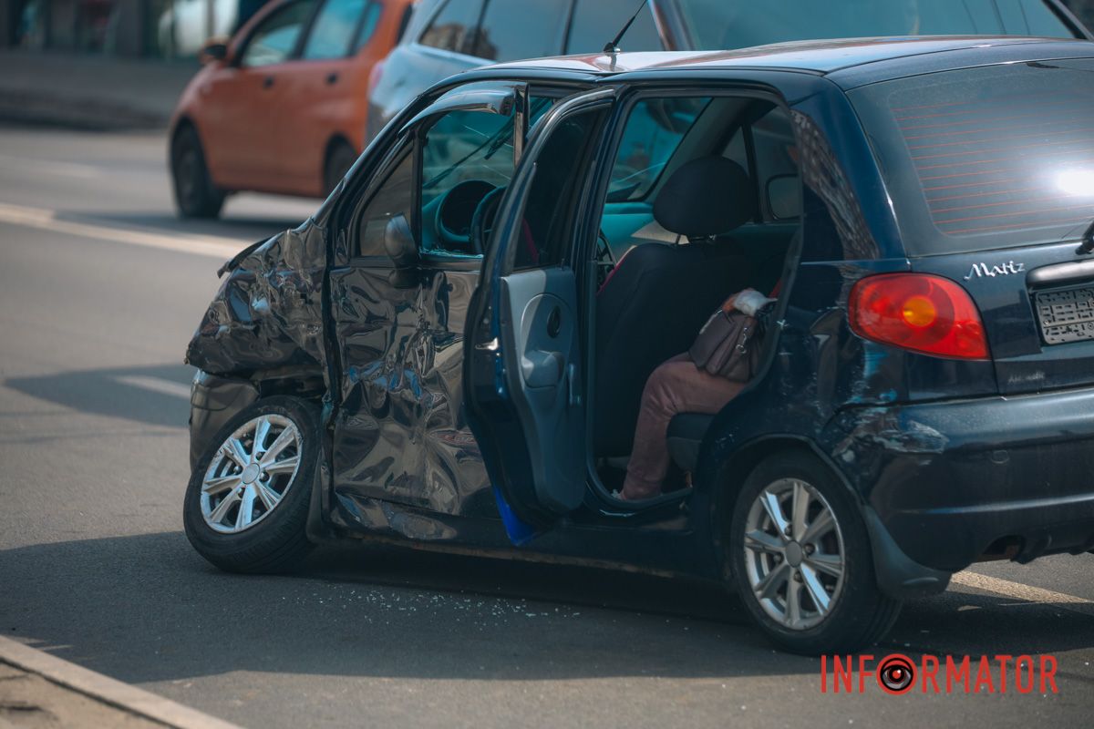 В Днепре на Калиновой Hyundai после столкновения с Daewoo улетел на тротуар 5