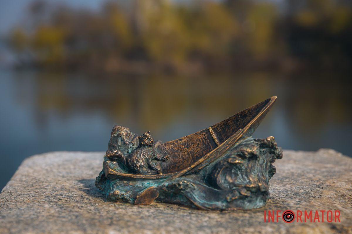 У Дніпрі встановили мініскупльтуру "Дніпровські лоцмани"