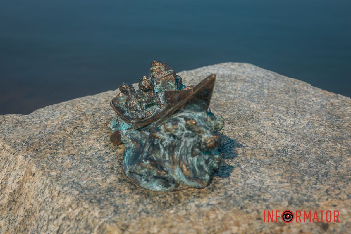 Нова мініскульптура відрізняється від попередньої двома деталями