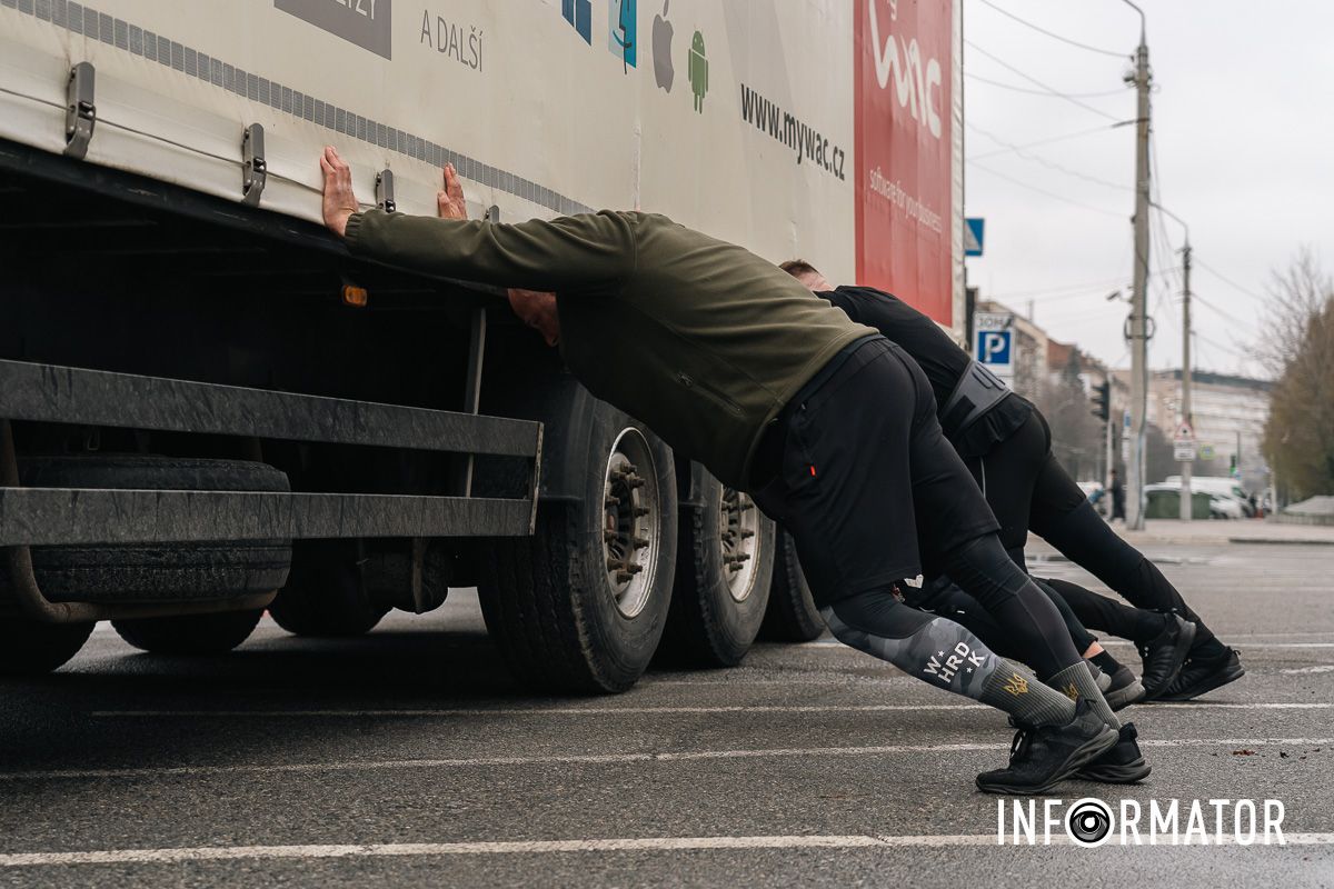 Протащили 18-тонную фуру: в Днепре превзойдет командный рекорд Гиннеса 3