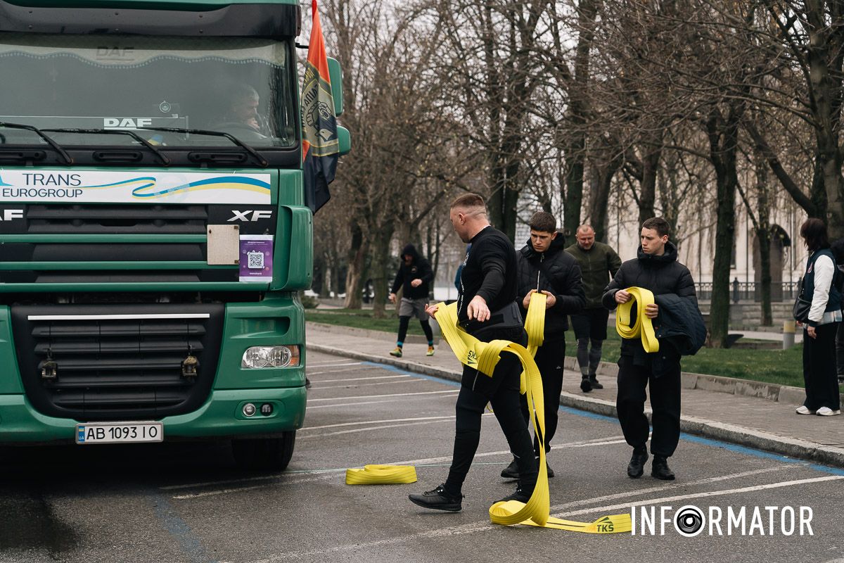 Протащили 18-тонную фуру: в Днепре превзойти командный рекорд Гиннеса 4