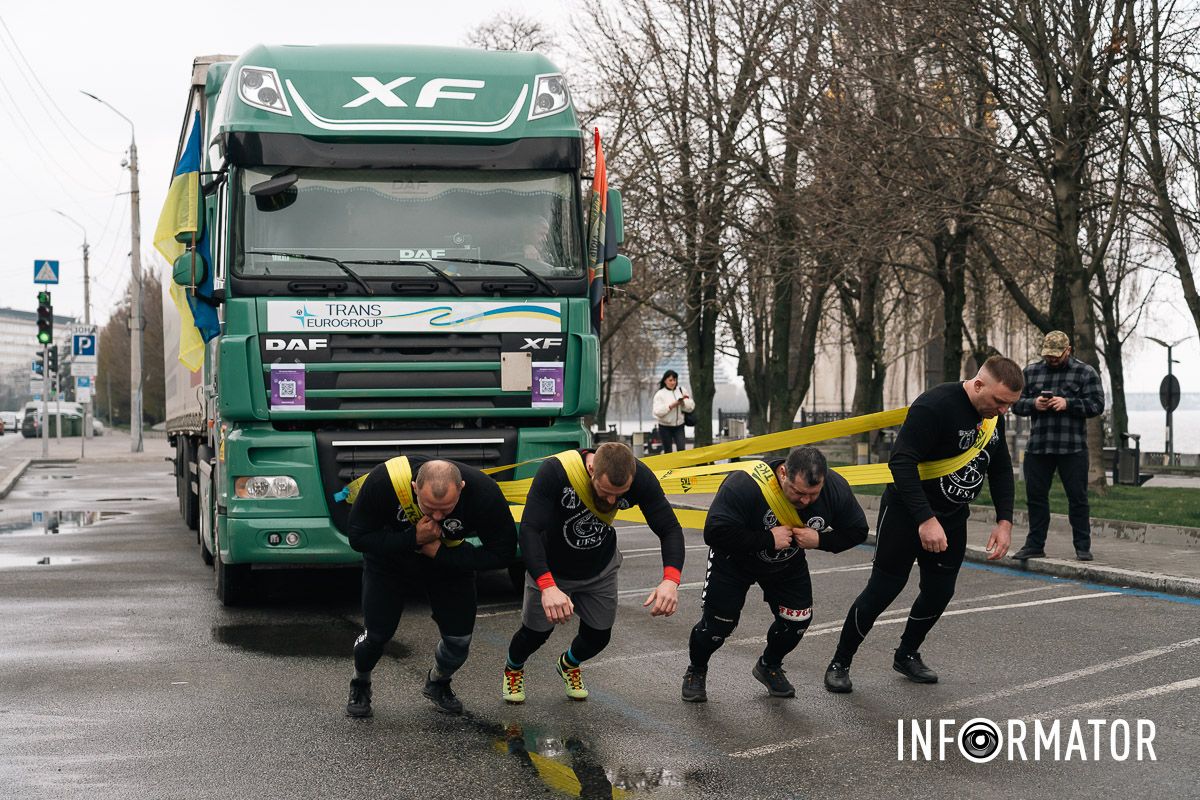 Протащили 18-тонную фуру: в Днепре превзойдет командный рекорд Гиннеса 5